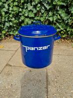 Oude blauwe emaille weckketel Panzer, Ophalen