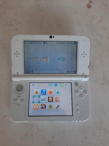 Witte NEW 3DS XL(dual tn)met grip, hoes en lader(nieuwstaat) beschikbaar voor biedingen