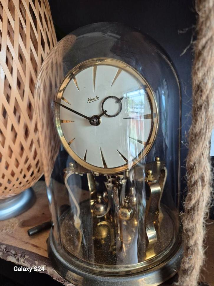 Antieke Kundo Jaar Pendule met Glazen Stolp., Antiek en Kunst, Antiek | Klokken, Ophalen