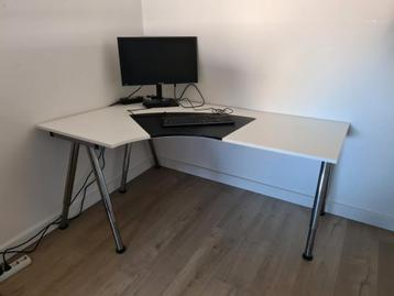 Ikea hoekbureau met bureaumat (excl beeldscherm/toetsenbord)