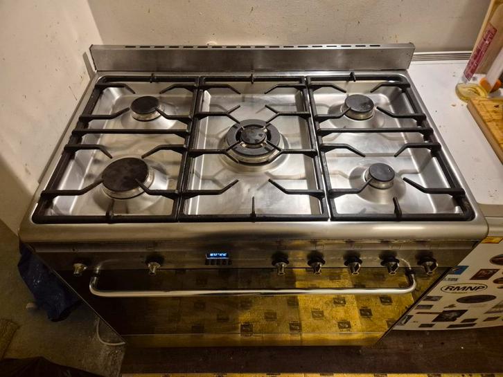 Smeg Gasfornuis - 5 pits (1 defect), Witgoed en Apparatuur, Fornuizen, Gebruikt, Vrijstaand, Gas, 5 kookzones of meer, 85 tot 90 cm