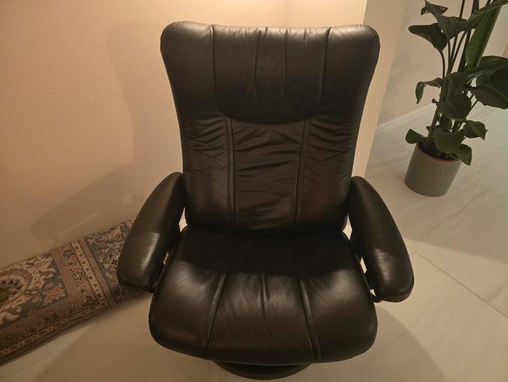Stressless Relaxfauteuil Maat L + voetenbankje- ZGAN!, Huis en Inrichting, Fauteuils, Zo goed als nieuw, Leer, 75 tot 100 cm, 75 tot 100 cm