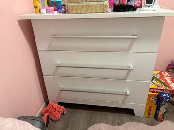 Compleet baby kinderkamer commode, kledingkast, bed beschikbaar voor biedingen
