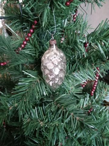 oudere glazen kerstbal zilver denneappel beschikbaar voor biedingen