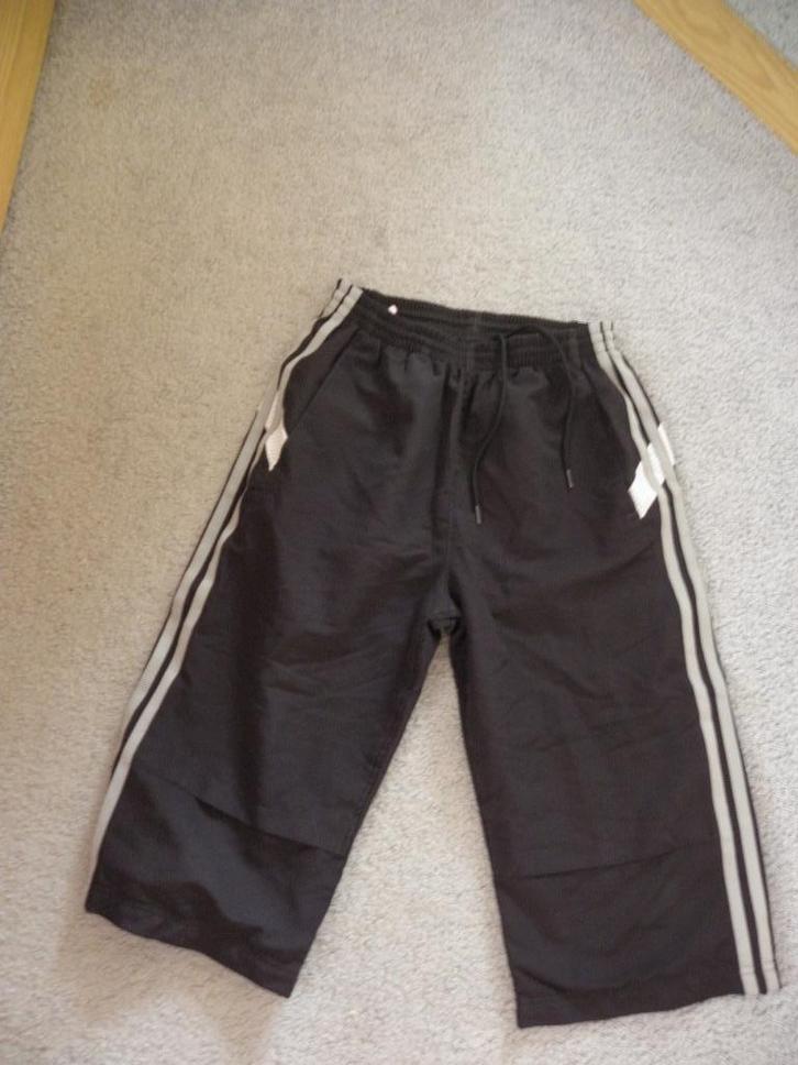 Originele soepele zwarte driekwart broek ADIDAS mt 152 zgan, Kinderen en Baby's, Kinderkleding | Maat 152, Zo goed als nieuw, Jongen