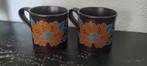 Vintage bruine mokken met bloemen 2x, Ophalen of Verzenden, Zo goed als nieuw, Overige stijlen, Kop(pen) en/of Schotel(s)