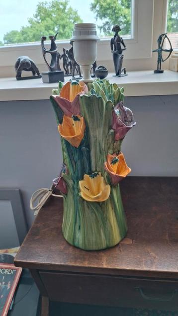 Oude Keramische Lamp vorm Boeket. beschikbaar voor biedingen