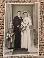 Oude trouwfoto bruidspaar bruidsmeisje Meijer Gouda 1952, Verzamelen, Foto's en Prenten, Ophalen of Verzenden, 1940 tot 1960, Gebruikt
