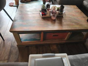Massieve houten tafel beschikbaar voor biedingen