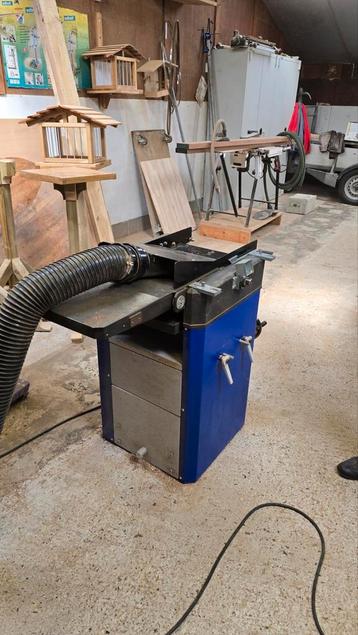 Vlakte van diktebank met langgat-installatie beschikbaar voor biedingen