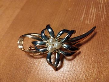 Vintage Bloemen Broche met Parelmoer beschikbaar voor biedingen
