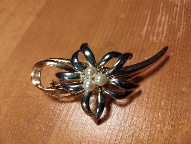 Vintage Bloemen Broche met Parelmoer, Sieraden, Tassen en Uiterlijk, Broches, Gebruikt, Overige materialen, Goud, 4 tot 7 cm, Met parel