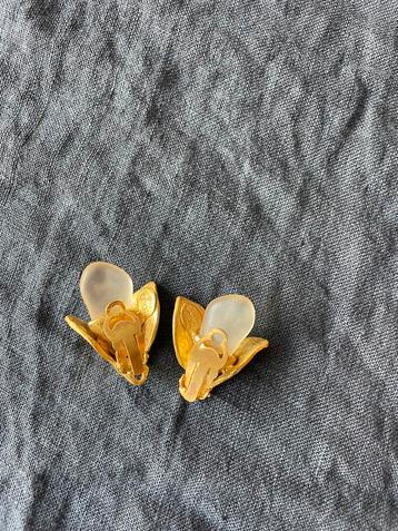 Gouden bloem oorbellen beschikbaar voor biedingen