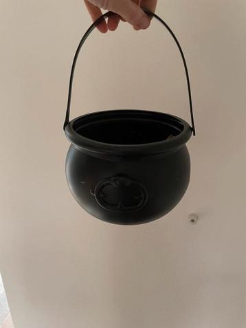 Leuke zwarte plastic ketel voor halloween snoep beschikbaar voor biedingen
