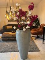 Hoge vaas met kunstbloemen, Huis en Inrichting, Ophalen, Gebruikt, Overige kleuren, Aardewerk of Porselein