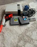 Nintendo NES met 2 spellen zapper uit 1985, Ophalen of Verzenden, Zo goed als nieuw, Met 2 controllers