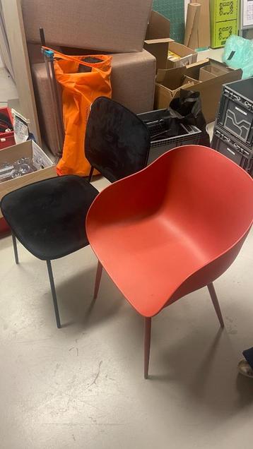 Twee moderne stoelen – rood & zwart – in goede staat beschikbaar voor biedingen
