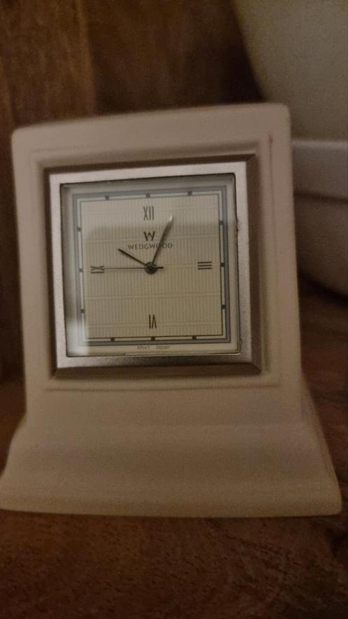 Wedgwood antiek tafelklokje moonstone, Antiek en Kunst, Antiek | Klokken, Ophalen of Verzenden