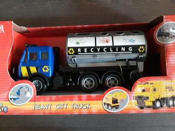 Vrachtwagen met recycleaanhangwagen beschikbaar voor biedingen