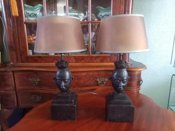 twee lampen met houten voet en kap zeer apart beschikbaar voor biedingen