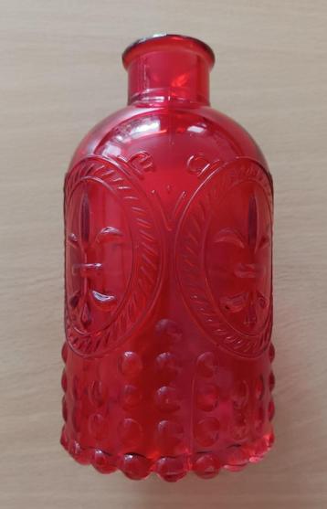 Vintage rood flesje met reliëf van fleur-de-lis en sterbodem beschikbaar voor biedingen
