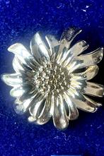 goudkleurige Margriet broche, Ophalen of Verzenden, Goud, Overige materialen