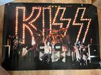 Mooie Kiss Poster - Gene Simmons, Verzamelen, Deurposter of groter, Rechthoekig Liggend, Ophalen of Verzenden, Zo goed als nieuw