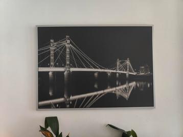 Zwart-wit wandfoto van verlichte brug – IKEA – 140 x 100 cm beschikbaar voor biedingen