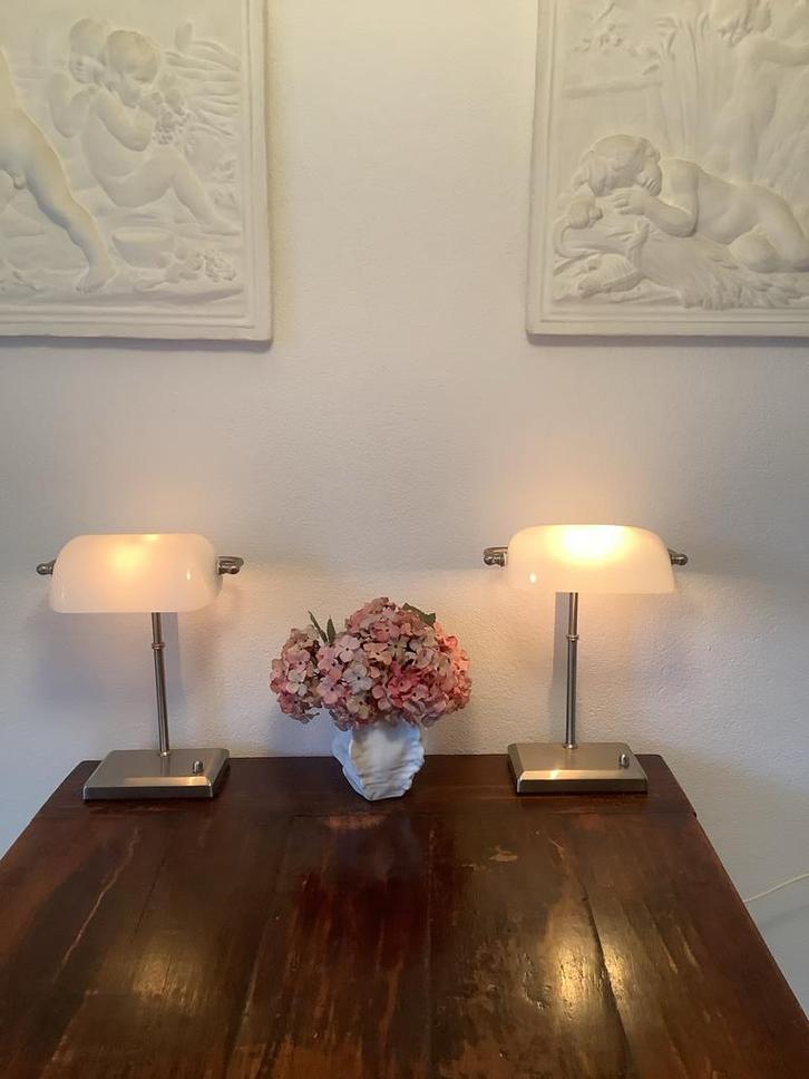 Stijlvolle bureau lampen met witte glazen kap, Huis en Inrichting, Lampen | Vloerlampen, Zo goed als nieuw, Minder dan 100 cm