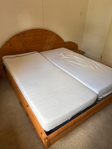 Tweepersoons verstelbaar houten bed beschikbaar voor biedingen