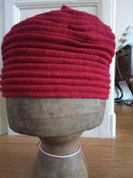 Prachtige rode pet Bijenkorf, Kleding | Dames, Bijenkorf, Ophalen of Verzenden, Zo goed als nieuw, Muts