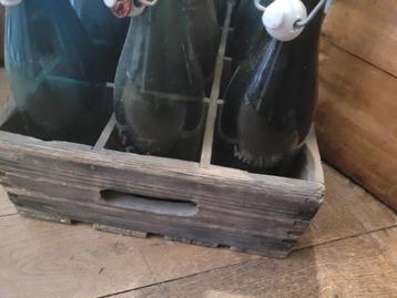 Zeer oud houten krat met beugelflessen set prijs 29.95 beschikbaar voor biedingen