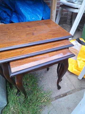 Set antieke mini tafels beschikbaar voor biedingen