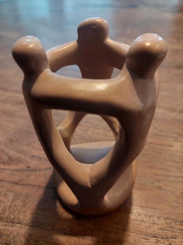 Zeepsteen beeldje van verbondenheid, Antiek en Kunst, Kunst | Beelden en Houtsnijwerken, Ophalen of Verzenden