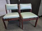 2 eetkamer stoelen leer met bruinhouten frame, Huis en Inrichting, Stoelen, Ophalen, Strak, Gebruikt, Twee