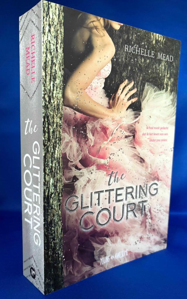 Richelle Mead - The Glittering Court (NL), Boeken, Kinderboeken | Jeugd | 13 jaar en ouder, Zo goed als nieuw, Ophalen of Verzenden