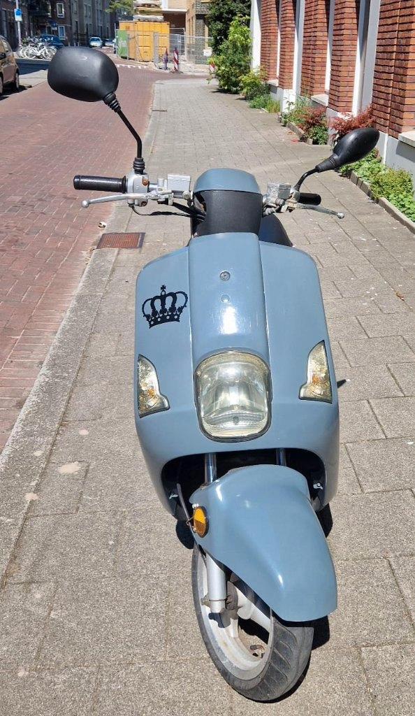 Scooter 25 KM (blauw kenteken) AGM BEE, Fietsen en Brommers, Snorfietsen en Snorscooters, Gebruikt, Overige merken, Benzine, Ophalen