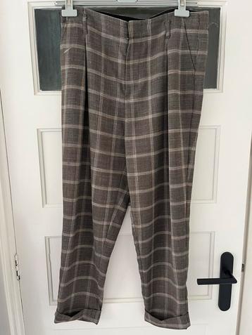 Lange broek beschikbaar voor biedingen
