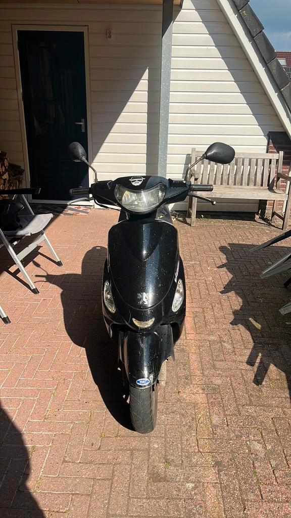 Zwarte Peugeot V clic, Fietsen en Brommers, Scooters | Peugeot, Gebruikt, Overige modellen, Maximaal 45 km/u, Benzine, Ophalen