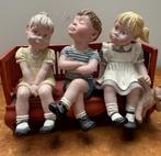 Beeldje 3 kinderen op bankje - Candy Designs, Ophalen of Verzenden, Zo goed als nieuw