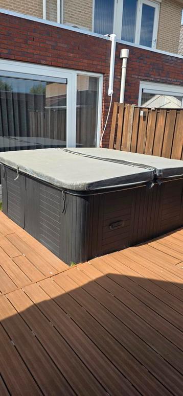 Gebruikte Jacuzzi - Defect beschikbaar voor biedingen