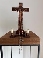Christus aan kruis met rizenkrans en kaarsen, Ophalen of Verzenden