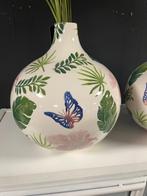 Grote witte aardewerk bolvaas met vlinders, bloemen,bladeren, Huis en Inrichting, Woonaccessoires | Vazen, Ophalen, Wit, Aardewerk of Porselein