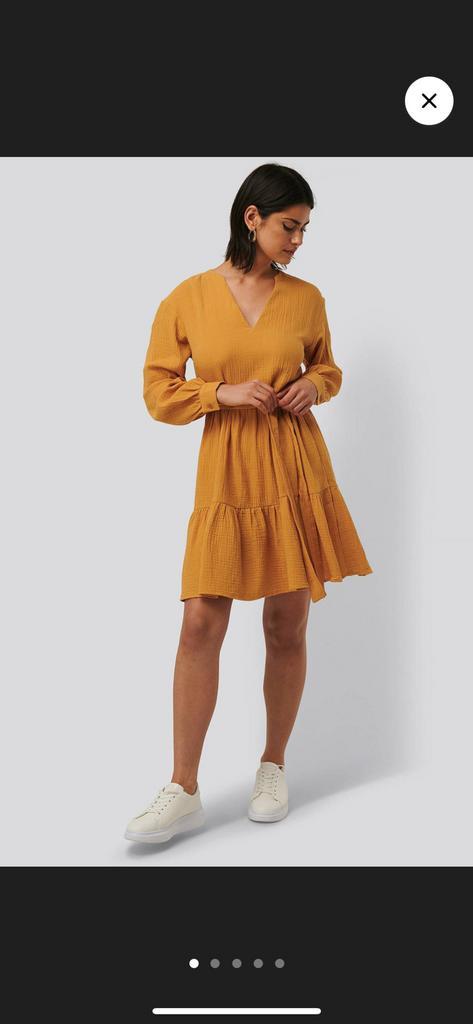 ZGAN! Mooie mosterd kleurige jurk van NA-KD maat 42!, Kleding | Dames, Jurken, Zo goed als nieuw, Maat 42/44 (L), Overige kleuren