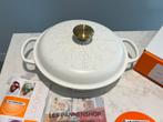 Nieuwe Le Creuset Campagnard Noel 26 cm Cotton in de doos, Huis en Inrichting, Keuken | Potten en Pannen, Gietijzer, Nieuw, Ophalen of Verzenden
