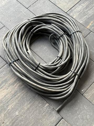 Grijze kabel - bijna nieuw beschikbaar voor biedingen