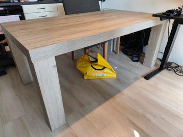 Grote eettafel beschikbaar voor biedingen