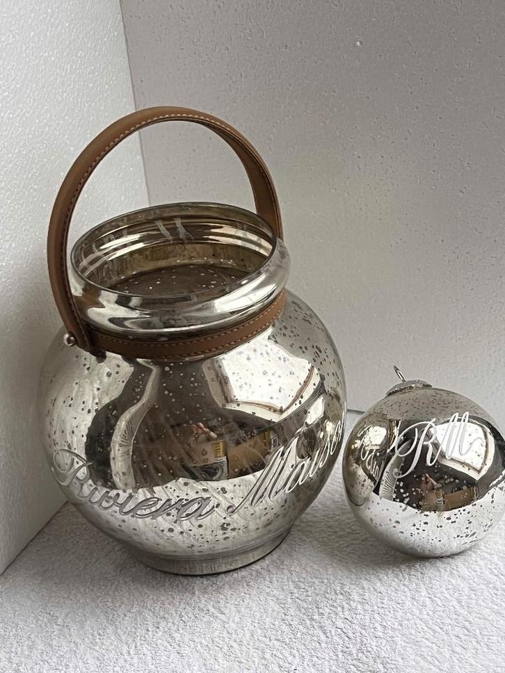 Rivièra Maison Windlicht bolvormig met handvat en kerstbal., Huis en Inrichting, Woonaccessoires | Kandelaars en Kaarsen, Zo goed als nieuw