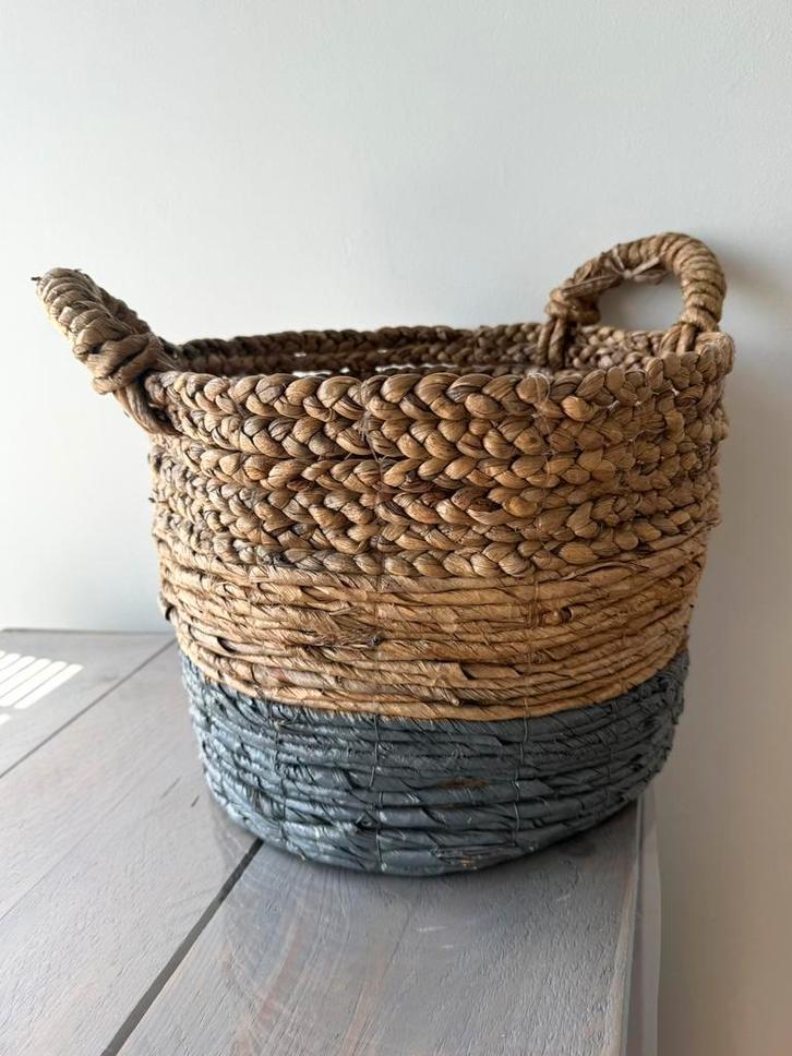 Rieten mand met grijskleur, Huis en Inrichting, Woonaccessoires | Schalen en Manden, Zo goed als nieuw, Mand, Rond, Riet, Ophalen of Verzenden