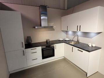 Showroomkeuken hoek matwit compleet 290 x 187 cm